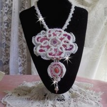 Collana a bretella Chloé ricamata con pizzo di perle, cristalli Swarovski, perle e perline Miyuki